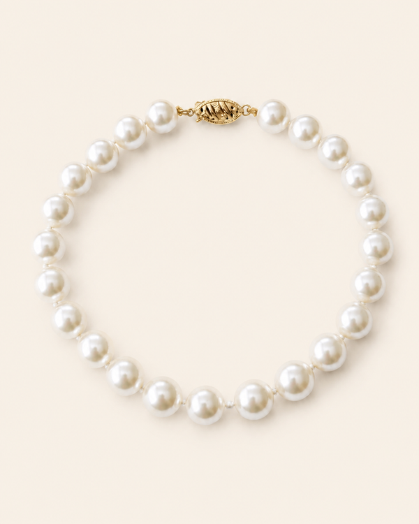 White freshwater pearl bracelet with a gold clasp